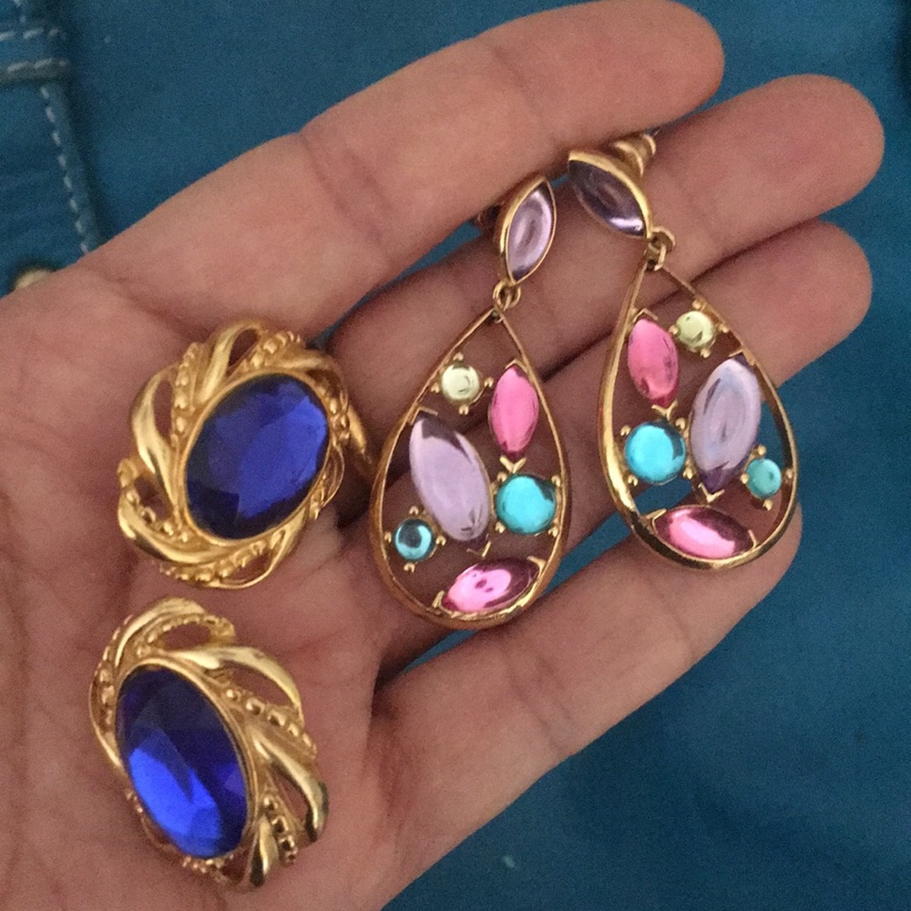 2 pair of costume earring in wxcellent condition